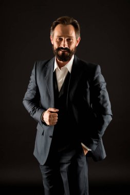 Erkek giyim konsepti. Resmi etkinlik. Eski moda. Klasik sonsuz değer. Resmi görünüşlü sakallı adam. İşadamı siyah arka plan. Smokin giymiş olgun bir adam. Klasik bir görünüş. Moda dükkanı. Elbise al