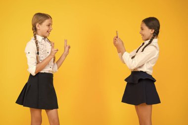 Kimseye şifre adresinizi veya ailenizle ilgili herhangi bir bilgi vermeyin. Hayat online. Okul uygulama akıllı telefon. Okul kızları fotoğraf çekmek için akıllı telefonu kullanırlar. Kız okulu üniforması. Kişisel blog