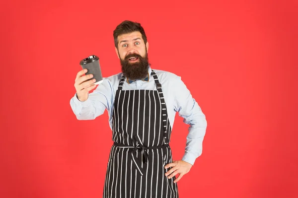 Maduro barista experto en delantal. mejor tomar un café. Café para llevar. barbudo camarero con taza de papel. Buenos días, café. bebida energética fresca. chef hombre recomendar bebida —  Fotos de Stock