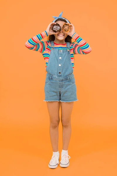 Um miúdo pequeno a comer um bolo delicioso. férias de verão e férias. Os queques estão prontos. infância despreocupada alegre. menina retro segurar bolo de Páscoa. menina bonito com muffins saborosos. Cozinhar com paixão — Fotografia de Stock