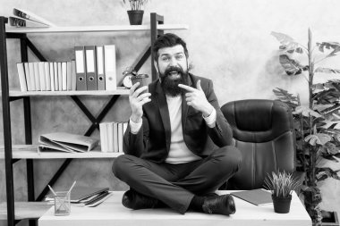 Ofiste sabah kahvesi iç. Başarılı bir menajerin iş yemeği olur. Mola zamanı. CEO enerji içeceğinin tadını çıkarıyor. Patron işyerinde kahve içer. İş adamı masada rahatlar.