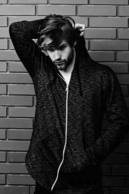 Sakallı adam dağınık ve uykulu yüz ile spor kıyafeti giymiş