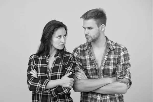 Problemas no relacionamento. O casal acabou. Casal jovem ofendido franzido. homem e mulher após discussão. psicologia da família. Conflito e divórcio. reunião ombro a ombro. Isto é uma crise de conflitos — Fotografia de Stock