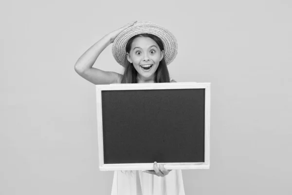 À faire avant les vacances d'été. Fille tenir un espace de copie de tableau. Informations utiles. Clubs d'été pour enfants. Chapeau de paille enfant informant les événements estivaux. Idées de loisirs. Voyage d'été. Offre incroyable — Photo