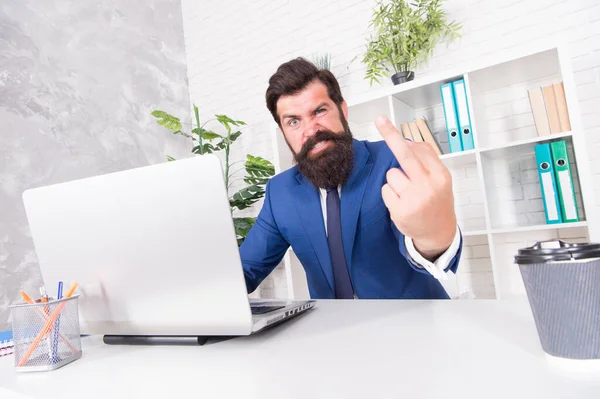 Fuckoff oclock. Geschäftsmann zeigt im Amt Mittelfinger. Obszöne Handgeste. nonverbale Kommunikation. aggressive Arbeitsbedingungen. Arbeiten in einem stressigen Umfeld. Arbeitstag — Stockfoto