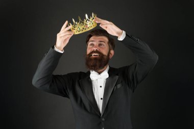 Sorumluluk, kral olmaktır. Yakışıklı, sakallı, gülen adam kralı. Kral tacı. Bencil bencil adam. Sahtekar sendromu. Üstünlük kompleksi. Narsist biri. Kendini sev. Kendini beğenmişlik.