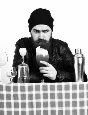 Kafkasyalı vahşi hippi elinde alkollü içecek ya da taze kokteyl tutuyor.