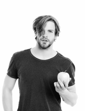 Şık ve çekici, mavi tişörtlü, elinde elma tutan maço.