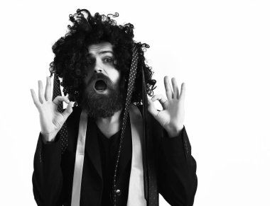 Takım elbiseli beyaz hippi ve siyah kıvırcık peruklu.