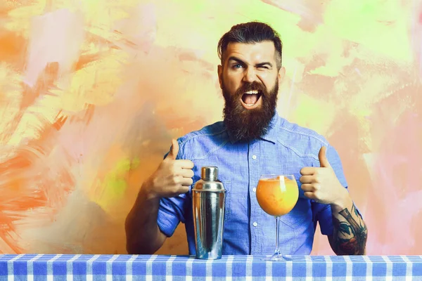 Brutal caucasian hipster with alcohol cocktail and shaker — Stock Photo, Image
