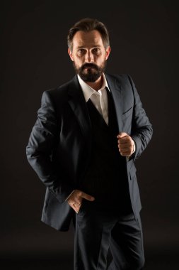 Klasik sonsuz değer. Resmi görünüşlü sakallı adam. İşadamı siyah arka plan. Smokin giymiş olgun bir adam. Klasik bir görünüş. Moda dükkanı. Kıyafet al. Erkek giyim konsepti. Resmi etkinlik. Eski moda.
