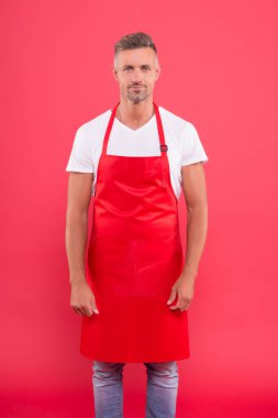 Bekliyor. Olgun yetenekli barista kırmızı önlük giyer. Kahve dükkanının genç girişimcisi. Erkek barista üniforma giyer. Tıraşsız adam kahveci olarak çalışıyor. Yarı zamanlı bir iş. Kendinden emin baristanın portresi.