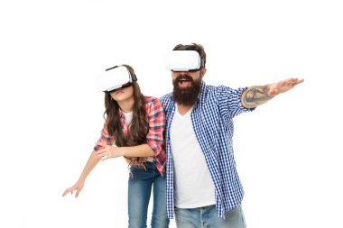 Sadece rahatla. Mutlu aile günleri. Küçük kız babasıyla eğleniyor. Boş zamanlarımızı birlikte geçiririz. Ebeveynlik ve çocukluk kavramı. Baba ve çocuk VR gözlük takıyor. Gelecek teknolojisi gerçek.