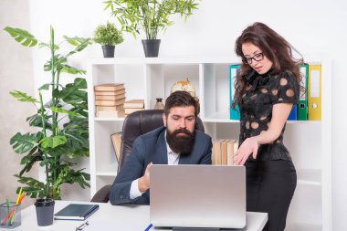 Teknoloji profesyonelce yönetilmeli. Proje yöneticileri ofiste bilgisayar kullanır. E-ticaret. Yeni teknoloji. İş iletişimi teknolojisi. Bilgisayar teknolojisi. Yüksek teknoloji projesi yürütülüyor