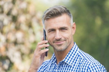 Çağrıya cevap veriyorum. Açık havada traşsız bir adam cep telefonuyla konuşuyor. Cep telefonundan arıyorum. Cep telefonu ya da cep telefonu. Akıllı telefon ve cep telefonu. Cep telefonu iletişimi. Telefon görüşmesi