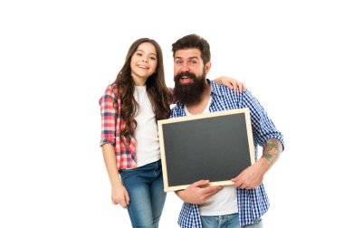 Yaratıcı aile. Aile günümüzü burada geçireceğiz. Babası olan küçük bir kız beyazda izole edilmiş. Mutlu çocukluk. Okula dönüyorum. Reklamınız burada. Baba ve kızı karatahtayı tutuyor. Babalar Günü kutlamanız kutlu olsun.