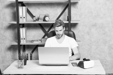 Online satış teknolojileri. Ofisteki patron. Boncuklu hippi adam başlangıç projesi başlattı. Şirketin sahibi. CEO konsepti. Ofis çalışanı. Modern iş. İş danışmanlığı hizmetleri. İş geliştirme