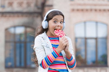 Tatlı rüyalar. Sağlıklı yemek. Çocuğun müzik molası var. Kulaklıklı kız. Üzerinde lolipop olan kablosuz kulaklıklı küçük bir kız. Okula dönüyorum. Yeni teknolojiyle modern eğitim. Okul bahçesindeki çocuk