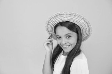 Neşeli hissediyorum. Retro çocuk. Vintage 'ı seviyor. Genç kızlar yaz modası. Hasır şapkalı küçük güzellik. Çocuklar için plaj tarzı. Mutlu yaz tatilleri. Rahatla ve eğlen. Hawaii 'ye git. aloha