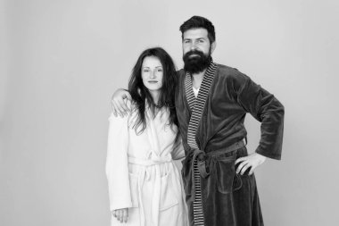 Birlikte vakit geçirmenin tadını çıkarıyorum. Evli çiftler sabah rutini. Birbirine aşık çiftlerin uyanması zordur. Günaydın. Günün tembel başlangıcı. Sakallı adam ve kadın ev elbisesi giyerler. Evde eğleniyorum.