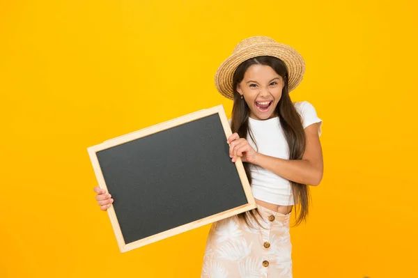 Criança feliz apresentando quadro-negro. de volta à escola. A nossa escola vai passar o Verão fora. tempo para viajar. Escola moderna. seu melhor anúncio de viagem. férias de verão divertido. Um miúdo na escola. espaço de cópia — Fotografia de Stock