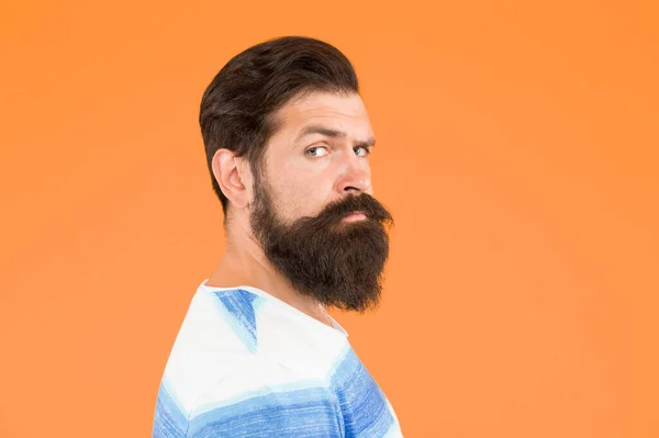 Como é que estou? homem confiante bonito tem penteado perfeito. Cuidado facial masculino. retrato de um homem barbudo brutal. homem elegante sério com bigode. pensando brutal barbudo homem no fundo amarelo — Fotografia de Stock