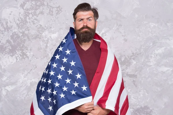 Fjärde juli. självständighetsdagen. firandet av friheten. patriotisk utbildning. Rättssystemet i Amerika. självsäker mogen man på amerikansk flagga. skäggig man studerar engelska språket — Stockfoto