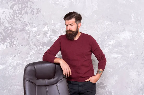 Відкрийте для себе останні тенденції в чоловічому стилі. Бородатий чоловік стоїть на офісному стільці. Жорстокий хіпстер носить повсякденний стиль. Мода і стиль. Чоловічий гардероб. Для кожної людини є стиль — стокове фото