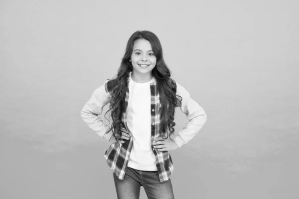 Viviendo una vida feliz. Linda chica con el pelo largo. Camisa a cuadros de niña pequeña. Feliz día internacional de los niños. Niña de fondo turquesa. Concepto de buen humor. Vibraciones positivas. Emociones sinceras —  Fotos de Stock