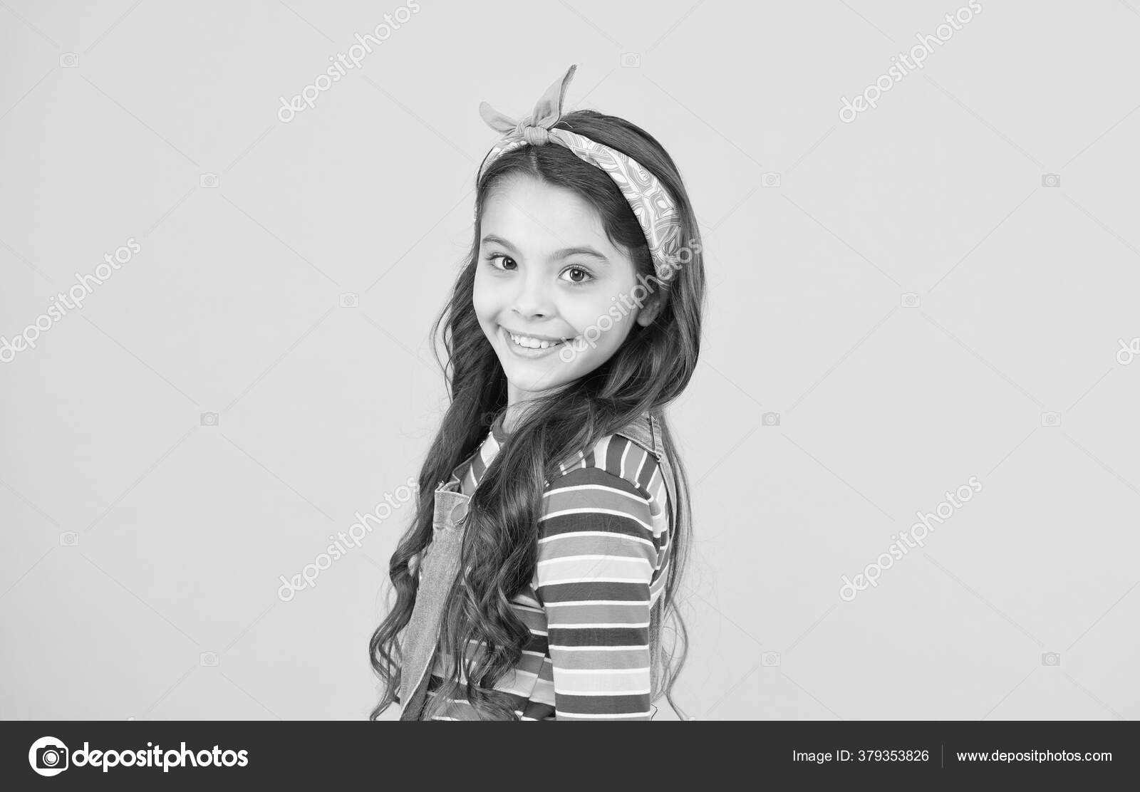 Menina Sem Maquiagem No Rosto Adorável E Cabelo Longo Loiro. Mulher Bonita  Posando No Vestido Azul No Fundo Branco. Cosméticos E Cuidados Com A Pele.  Cosmetologia. Beleza E Cabeleireiro Salão Foto Royalty