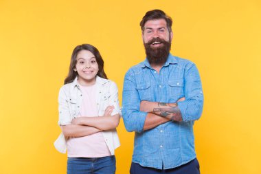 Birlikte bir aile kurarız. Mutlu aile sarı arka planı. Baba ve kızı. Sakallı adam ve çocuk. Evlat edinen aile. Sevgi ve güven. Aile değerleri. Birlikte olmak bizim en sevdiğimiz yer.