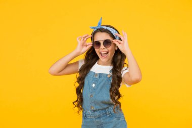 Yeni günün tadını çıkarıyorum. Mutlu çocuklar günü. Sarı arka planda neşeli bir klasik kız. Kuafördeki küçük güzellik. Eski moda tarzına bayılıyorum. Yaz tatili. Yaz alışveriş satışları. Toka çocuk.