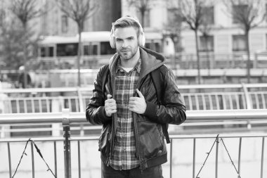 Kendini geliştir. Yakışıklı adam, müzik dünyasından hoşlanıyor. Uzaktan eğitim. Modern eğitim. Gençler için podcast. Çevrimiçi eğitim dersleri. Müziği dinle. Sırt çantalı kulaklıklı turist hipster.