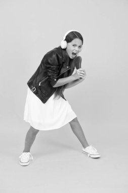 Müzik setine aşık. Çocuk mikrofon olarak tarak kullanıyor. Çocuk kulaklıkla müzik dinler. Küçük kız DJ müziğinden hoşlanıyor. Mutlu çocukluk kavramı. Okula dönüyorum. Online karaoke şarkısı. Kablosuz kulaklıkla müzik