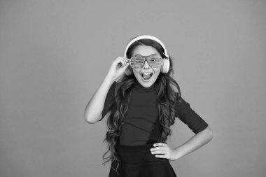 DJ partisinde çalan müziğin tadını çıkarıyorum. Parti gözlüklü komik çocuk. Eğlenme zamanı. Modern çocuk müzikten hoşlanıyor. Şık ve kendinden emin. Okul radyosu DJ 'liği. Küçük mutlu kız kulaklıkla müzik dinliyor.