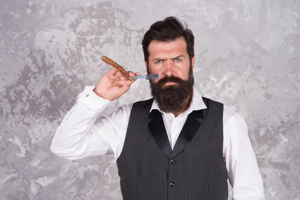 Hipster maduro con barba. Master corta pelo y barba en la peluquería. peluquería hace peinado. afeitado caballero con hoja de afeitar retro. brutal caucásico hipster con bigote — Foto de Stock