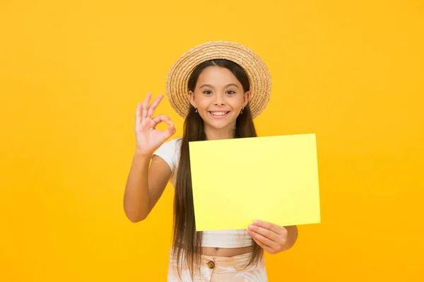 Ambiance positive. petite fille en chapeau de paille montrer geste ok. tendances de la mode estivale. rabais supplémentaire sur la vente d'été. invitations de fête de vacances d'été. camp d'été pour enfants et activités de fête. espace de copie pour la publicité — Photo