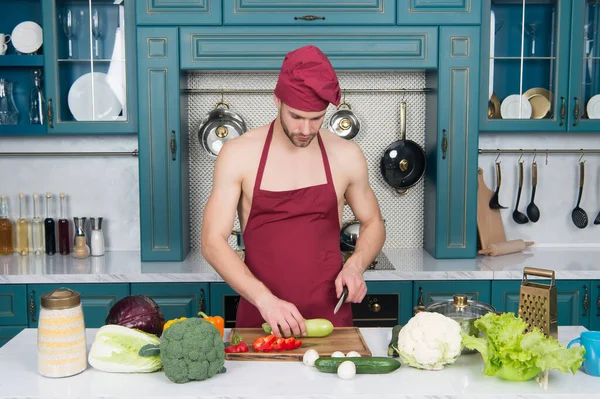 Sexy nahý kuchař připravit zeleninu pro vaření. Konzumujte pouze rostlinné potraviny. Jsem hrdý, že jsem vegetarián. Vaření chutě přírody. Vaření zdravé a chutné jídlo. Vousatý muž rád vaří přírodní jídlo — Stock fotografie