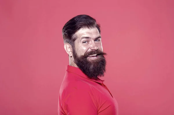 Su larga barba funciona bien. Fondo rojo hipster feliz. Hombre barbudo con el pelo elegante. Barba barbero. Aseo de barba. Cuidado de la piel. Cuidado del cabello. Barbería. Aumentando su atractivo barba, filtro vintage — Foto de Stock