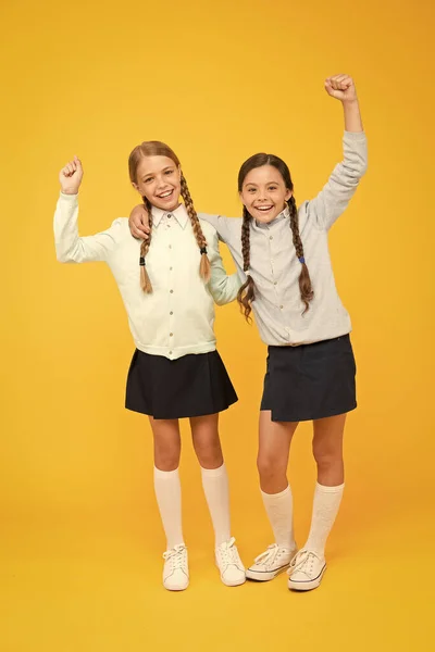 Weer september. Jeugdgeluk. Schooldag leuke vrolijke momenten. Kinderen leuke studenten. Schoolmeisjes beste vrienden uitstekende leerlingen. Schoolmeisjes netjes uiterlijk schooluniform. Schoolvriendschap — Stockfoto