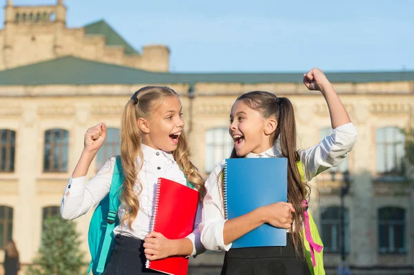 Våga vinna. Lyckliga vinnare firar utomhus. Glada flickor gör vinnargest. Skoltävlingens vinnare. Fira seger eller framgång. Högsta mästare. Angenämt att meddela vinnarna — Stockfoto