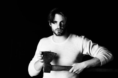 Sivri balta ve sakallı oduncu.