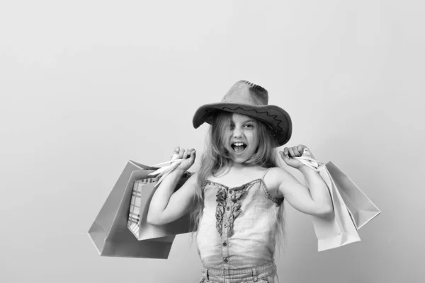 Chica con bolsas de compras rosas. Concepto de moda y compras — Foto de Stock