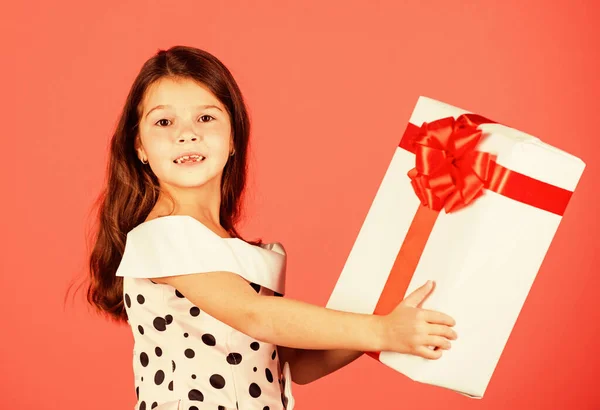 Esto es para ti. Niña llevar regalo. gran venta de Navidad. niño sostiene la caja de regalo. concepto de día de boxeo. sueños hechos realidad. Feliz año nuevo. vacaciones de invierno y la alegría de Navidad. descuento de compras de temporada — Foto de Stock