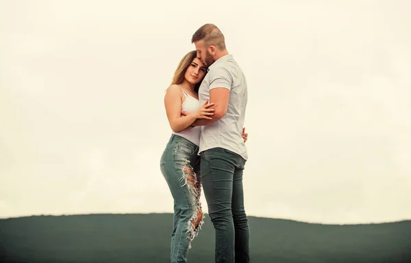 Relações românticas. Amor verdadeiro. Amor familiar. Um casal apaixonado. Relação gira. Homem e mulher abraçam o fundo da natureza. A apoiá-la. Juntos para sempre. História de amor. Acabei de casar. Conceito de lua de mel — Fotografia de Stock