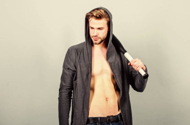 Sıkı çalış, sıkı oyna. Spor aktivitesi. Enerji dolu. Spor. Beyzbol sopalı adam. Seksi kaslı erkek dövüşü. Haydut çetesi ve çatışma. Holigan adam sopaya vuruyor. saldırganlık ve öfke