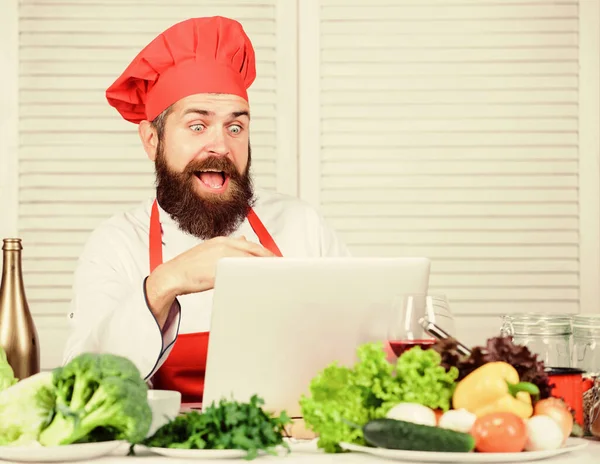 Gesunde Ernährung. Reifer Hipster mit Bart. Glücklicher bärtiger Mann. Kochrezept. Kulinarisch. Vitamin. Vegetarischer Salat mit frischem Gemüse. Biolebensmittel essen. Sich frei und glücklich fühlen — Stockfoto