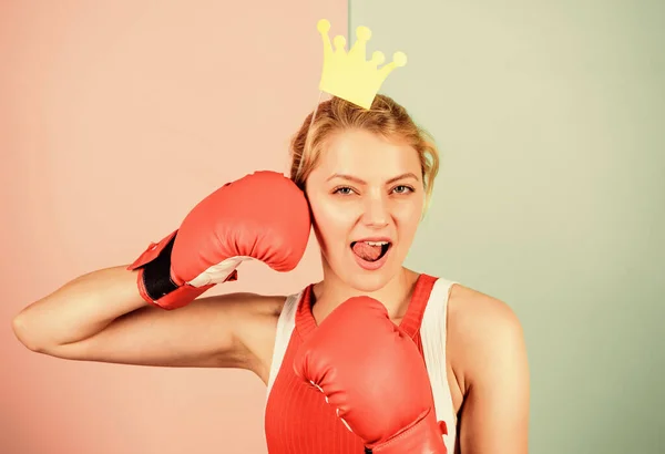 Siempre mantente fuerte. Señora ganadora. Reina del ring de boxeo. Deportiva con corona de princesa. Concepto de victoria. mujer feliz fiesta corona. Guantes de boxeo femeninos. Chica reina campeona del deporte. ser el mejor — Foto de Stock