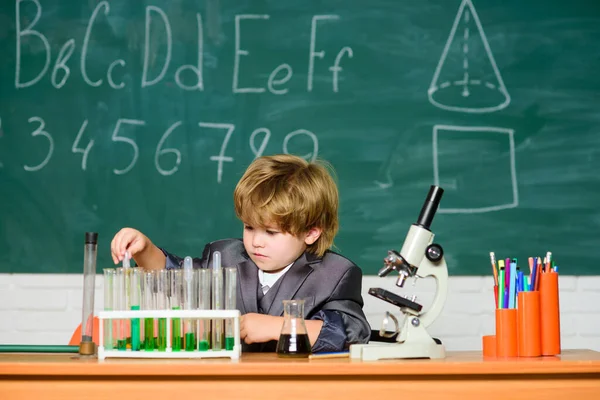 Μικροσκόπιο στο εργαστήριο. φοιτητής κάνει επιστημονικό πείραμα με μικροσκόπιο στο εργαστήριο. Πίσω στο σχολείο. Η κόρη ψάχνει στο μικροσκόπιο. Ένα μικρό αγόρι στην επιστημονική κατασκήνωση. Μικρό αγόρι που χρησιμοποιεί μικροσκόπιο. Κοιτάζοντας πιο προσεκτικά — Φωτογραφία Αρχείου