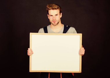 Bilgi. Adam tahtayı tutar, kopyalayabilir. Mimar tamir ve onarım. Bina ve inşaat. İşçi reklamcılığı. Profesyonel tamirci servisi. Anahtar projesi. İş kıyafetleri içinde bir adam.